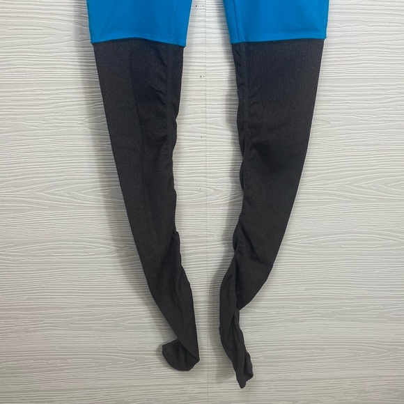 ALO Yoga Goddess Leggings in Seaport Blue & Gray - Picture 5 of 9